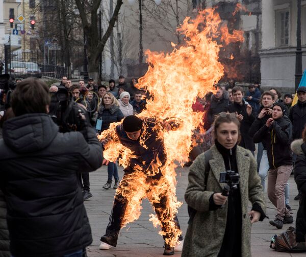 Во время акции протеста под стенами Офиса президента Украины против медицинской реформы мужчина сам себя поджег. Погасить горящую одежду сразу же бросились участники митинга - Sputnik Армения
