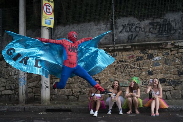 Мужчина в костюме Человека-паука на вечеринке Ceu na Terra в Рио-де-Жанейро, Бразилия - Sputnik Армения