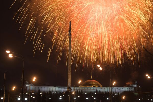 Праздничный салют в честь Дня защитника Отечества в парке Победы на Поклонной горе в Москве - Sputnik Армения