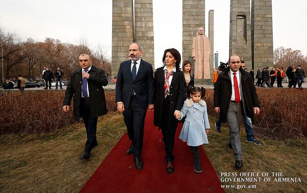 Премьер-министр Никол Пашинян с семьей почтил память жертв 1 марта 2008 года (1 марта 2020). Еревaн - Sputnik Армения