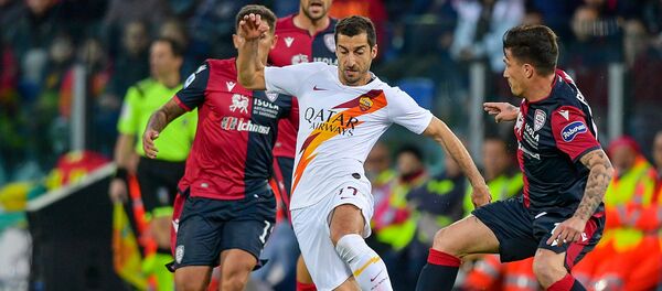 Полузащитник Ромы Генрих Мхитарян во время футбольного матча итальянской Серии А между ФК Кальяри и Ромой (1 марта 2020). Кальяри Полузащитник Ромы Генрих Мхитарян во время футбольного матча итальянской Серии А между ФК Кальяри и Ромой (1 марта 2020). Кальяри - Sputnik Արմենիա