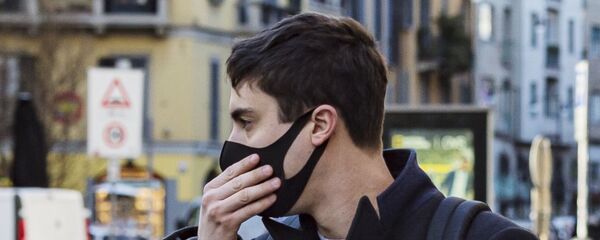 Мужчина в защитной маске на одной из улиц Милана - Sputnik Արմենիա