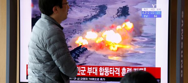 Репортаж по телевизору о том, как Северная Корея выпустила два неопознанных снаряда (2 марта 2020). - Sputnik Армения