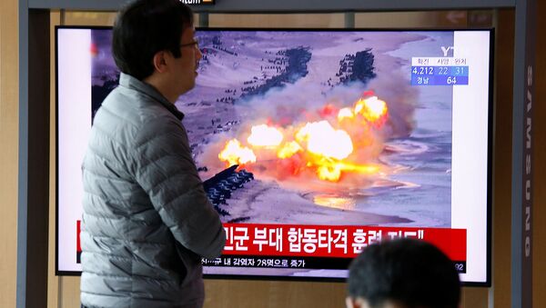 Репортаж по телевизору о том, как Северная Корея выпустила два неопознанных снаряда (2 марта 2020). - Sputnik Армения
