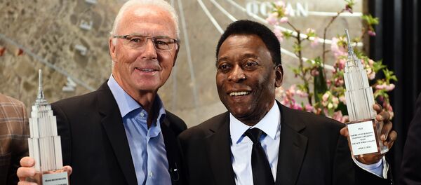 Легенды Нью-Йоркского футбола Cosmos Пеле (справа) и Франц Беккенбауэр  - Sputnik Армения