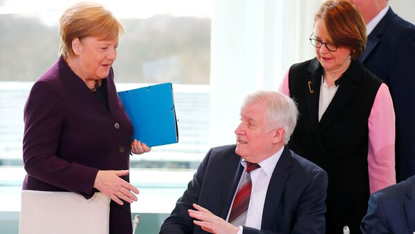 Министр внутренних дел Германии Хорст Зеехофер отказывается пожать руку канцлеру Германии Ангеле Меркель по гигиеническим соображениям перед миграционным саммитом (2 марта 2020). Берлин - Sputnik Армения