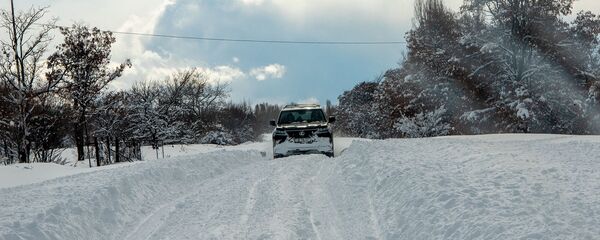 Внедорожник на заснеженной дороге Внедорожник на заснеженной дороге - Sputnik Армения