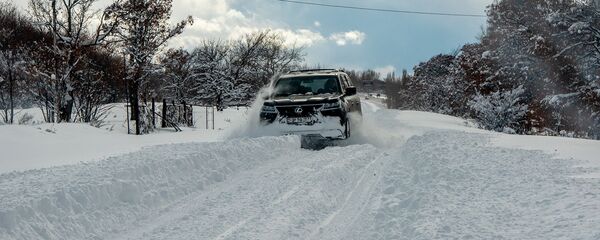 Внедорожник на заснеженной дороге Внедорожник на заснеженной дороге - Sputnik Армения