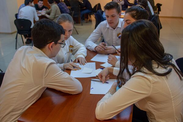 Гриша просто сказал Маруся!: в Ереване прошел брейн-ринг о Великой Отечественной Гриша просто сказал Маруся!: в Ереване прошел брейн-ринг о Великой Отечественной - Sputnik Армения