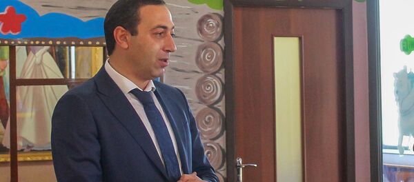 Мэр Абовяна Ваагн Геворгян посетил Центр детского развития Улыбка Нанэ (7 ноября 2019). Абовян Мэр Абовяна Ваагн Геворгян посетил Центр детского развития Улыбка Нанэ (7 ноября 2019). Абовян - Sputnik Արմենիա