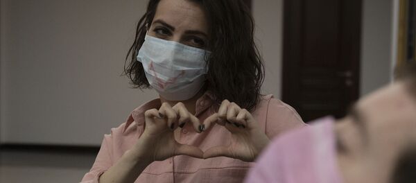 Пара в защитных масках - Sputnik Армения