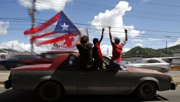 Пуэрториканцы размахивают национальным флагом  во время выборов (6 ноября 2012). Сан-Хуан - Sputnik Արմենիա