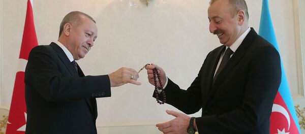 Президент Азербайджана Ильхам Алиев получает четки от своего турецкого коллеги Тайипа Эрдогана (25 февраля 2020). Баку - Sputnik Армения