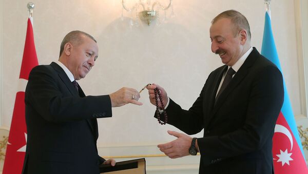 Президент Азербайджана Ильхам Алиев получает четки от своего турецкого коллеги Тайипа Эрдогана (25 февраля 2020). Баку - Sputnik Армения