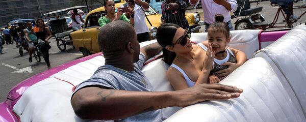 Ким Кардашьян с мужем Канье Уэстом и их дочерью Норт Уэс Тин в Гаване - Sputnik Армения