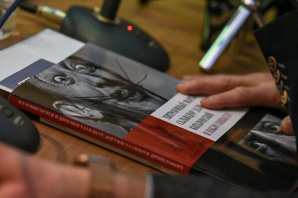 Выставка Дали и Пикассо в Ереване: организаторов возмутил вопрос об оригинальности работ - Sputnik Армения