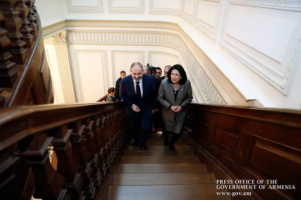 Здесь дух старого Тбилиси: Пашинян похвалил резиденцию Зурабишвили Здесь дух старого Тбилиси: Пашинян похвалил резиденцию Зурабишвили - Sputnik Армения