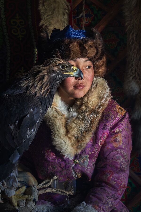 Снимок Young Eagle Hunter Lady мьянманского фотографа Kyaw Bo Bo Han, победивший в номинации National Awards (Мьянма)  конкурса 2020 Sony World Photography Awards - Sputnik Армения