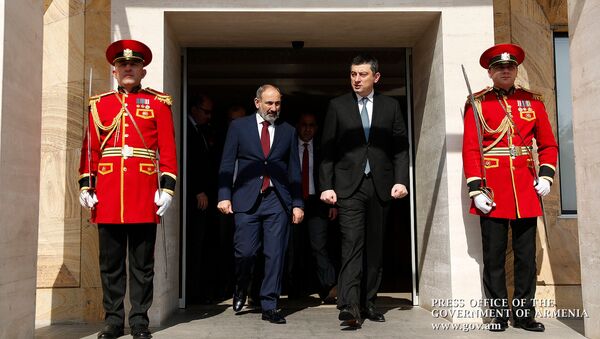 Премьер-министры Армении и Грузии Никол Пашинян и Григорий Гахария после совместного заявления для прессы (3 марта 2020). Тбилиси - Sputnik Армения