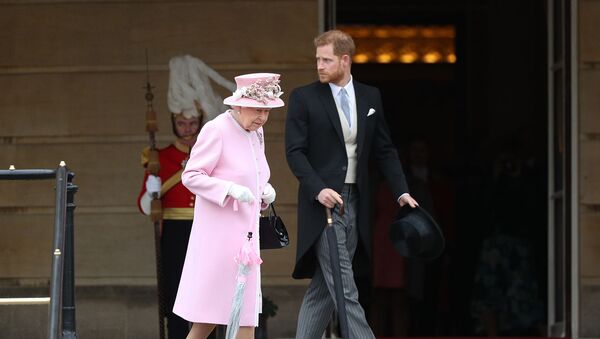 Королева Великобритании Елизавета II и принц Гарри, герцог Сассексский прибывают на вечеринку в саду королевы в Букингемский дворец (29 мая 2019). Лондон - Sputnik Армения