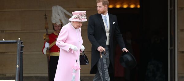 Королева Великобритании Елизавета II и принц Гарри, герцог Сассексский прибывают на вечеринку в саду королевы в Букингемский дворец (29 мая 2019). Лондон - Sputnik Армения