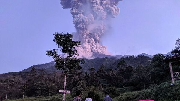 В Индонезии вулкан Мерапи выбросил шестикилометровый столб пепла - Sputnik Армения