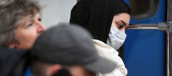 Пассажиры московского метро в медицинских масках Пассажиры московского метро в медицинских масках - Sputnik Армения
