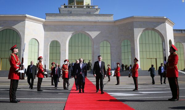 Гахария попрощался с Пашиняном в аэропорту - Sputnik Армения