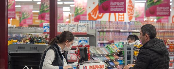 Сотрудница супермаркета Yerevan City в ТЦ Mega Mall в маске - Sputnik Армения