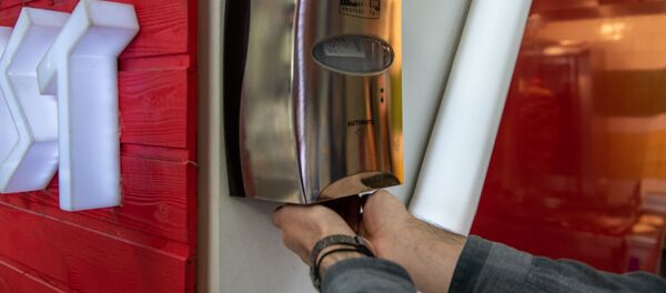 Диспенсер с дезинфицирующим средством в фуд корте ТЦ Yerevan Mall Диспенсер с дезинфицирующим средством в фуд корте ТЦ Yerevan Mall - Sputnik Армения