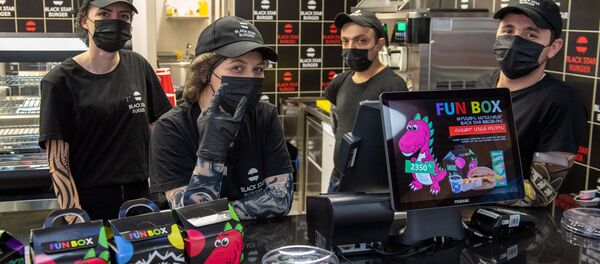 Сотрудники Black Star Burger в масках - Sputnik Արմենիա