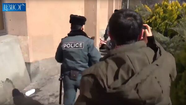 Полиция пресекла попытку самосожжения гражданина у мэрии (4 марта 2020). Еревaн - Sputnik Արմենիա