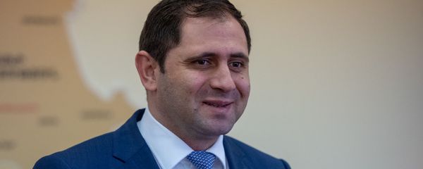 Министр Сурен Папикян на церемонии вручения сертификатов для приобретения недвижимости беженцам из Азербайджанской ССР (4 марта 2020). Еревaн Министр Сурен Папикян на церемонии вручения сертификатов для приобретения недвижимости беженцам из Азербайджанской ССР (4 марта 2020). Еревaн - Sputnik Արմենիա