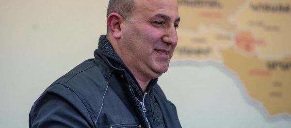 Арарат Саруханян на церемонии вручения сертификатов для приобретения недвижимости беженцам из Азербайджанской ССР (4 марта 2020). Еревaн - Sputnik Армения