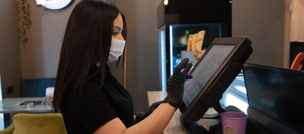 Сотрудница кафе в ТЦ Yerevan Mall в маске - Sputnik Արմենիա