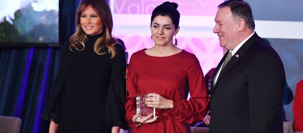 Лауреат премии International Women of Courage (IWOC) Люси Кочарян с госсекретарем США Майком Помпео и первой леди Меланией Трамп в Государственном департаменте (4 марта 2020). Вашингтон Лауреат премии International Women of Courage (IWOC) Люси Кочарян с госсекретарем США Майком Помпео и первой леди Меланией Трамп в Государственном департаменте (4 марта 2020). Вашингтон - Sputnik Արմենիա