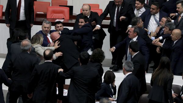 В турецком парламенте вспыхнула драка между депутатами от оппозиционных партий во время напряженной дискуссии о военном участии Турции в северо-западной Сирии (4 марта 2020). Анкара - Sputnik Արմենիա
