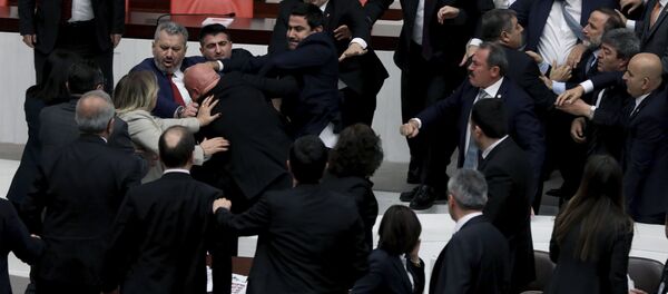 В турецком парламенте вспыхнула драка между депутатами от оппозиционных партий во время напряженной дискуссии о военном участии Турции в северо-западной Сирии (4 марта 2020). Анкара В турецком парламенте вспыхнула драка между депутатами от оппозиционных партий во время напряженной дискуссии о военном участии Турции в северо-западной Сирии (4 марта 2020). Анкара - Sputnik Արմենիա