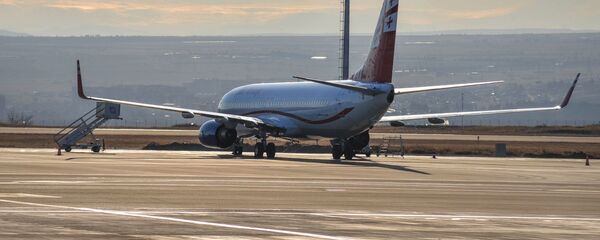 Самолет Грузинских авиалиний в аэропорту имени Шота Руставели в Тбилиси - Sputnik Армения