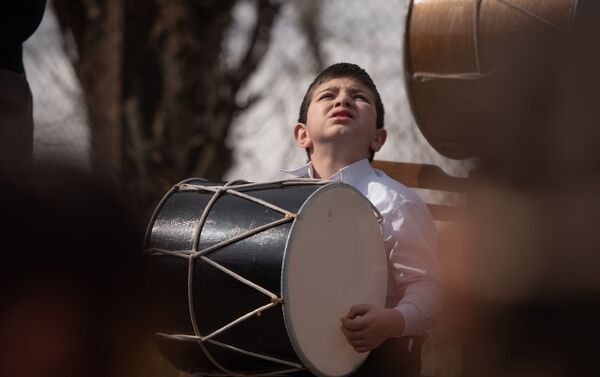 Юный музыкант на открытии гастро-дворика в селе Арагюх (5 марта 2020). Котайк - Sputnik Армения