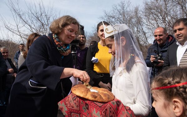 Гостей встречают хлебом-солью на открытии гастро-дворика в селе Арагюх (5 марта 2020). Котайк - Sputnik Армения