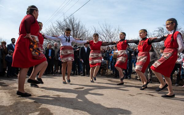 Танцы на открытии гастро-дворика в селе Арагюх (5 марта 2020). Котайк - Sputnik Армения