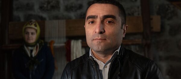 Губернатор Котайкской области Армении Романос Петросян на открытии гастро-дворика в селе Арагюх (5 марта 2020). Котайк Губернатор Котайкской области Армении Романос Петросян на открытии гастро-дворика в селе Арагюх (5 марта 2020). Котайк - Sputnik Армения