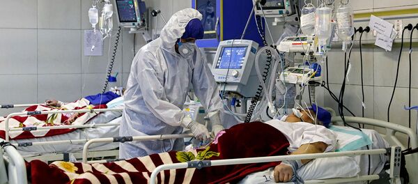 Врач у постели пациента, зараженного коронавирусом (1 марта 2020). Тегеран - Sputnik Армения