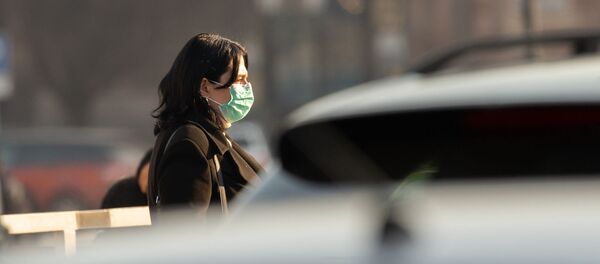 Молодая женщина в защитной маске на улице Еревaна (5 марта 2020). Молодая женщина в защитной маске на улице Еревaна (5 марта 2020). - Sputnik Армения