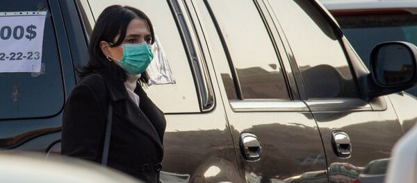 Молодая женщина в защитной маске на площади Республики (5 марта 2020). Еревaн Молодая женщина в защитной маске на площади Республики (5 марта 2020). Еревaн - Sputnik Армения