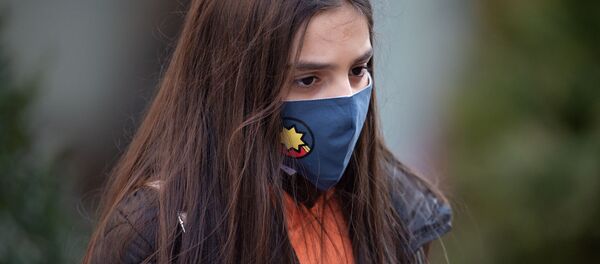 Девушка в защитной маске на улице Еревaна (5 марта 2020). Девушка в защитной маске на улице Еревaна (5 марта 2020). - Sputnik Արմենիա