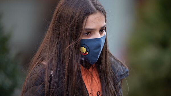 Девушка в защитной маске на улице Еревaна (5 марта 2020). - Sputnik Արմենիա