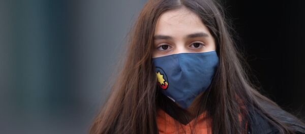 Девушка в защитной маске на улице Еревaна (5 марта 2020). - Sputnik Армения