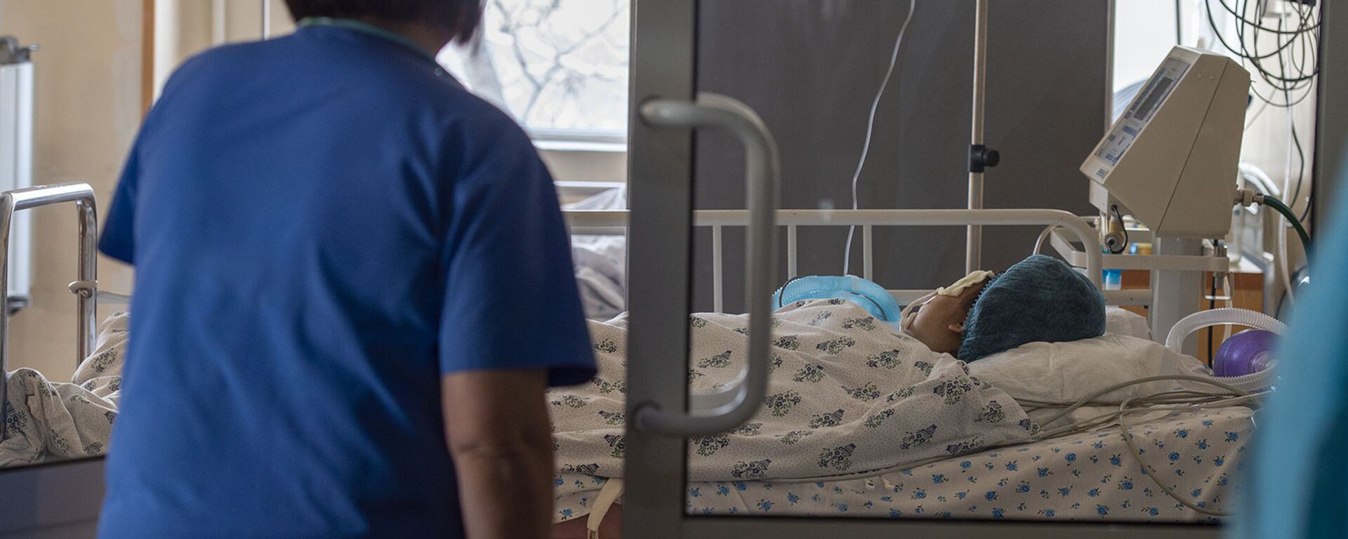 Медсестра у постели пациента в медцентре «Сурб Аствацамайр» - Sputnik Արմենիա, 1920, 19.10.2021